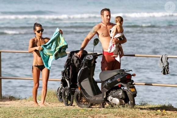 Alex O'Loughlin avec sa compagne Malia Jones et leur fils sur une plage d'Honolulu, le 14 décembre 2013.