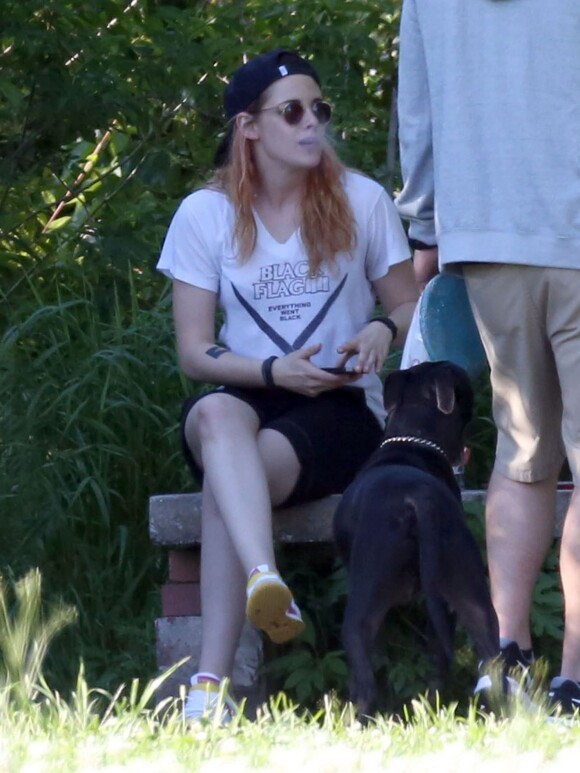 Exclusif - Kristen Stewart se drogue (marijuana) dans un parc à la Nouvelle-Orléans, le 9 avril 2014.