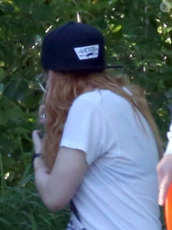 Exclusif - Kristen Stewart, avec une pipe à marijuana, se drogue dans un parc à la Nouvelle-Orléans, le 9 avril 2014.