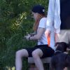 Exclusif - Kristen Stewart, les cheveux oranges, se drogue dans un parc à la Nouvelle-Orléans, le 9 avril 2014.