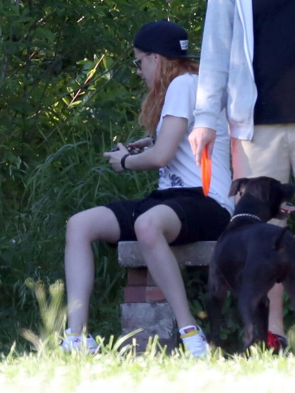 Exclusif - Kristen Stewart, les cheveux oranges, se drogue dans un parc à la Nouvelle-Orléans, le 9 avril 2014.