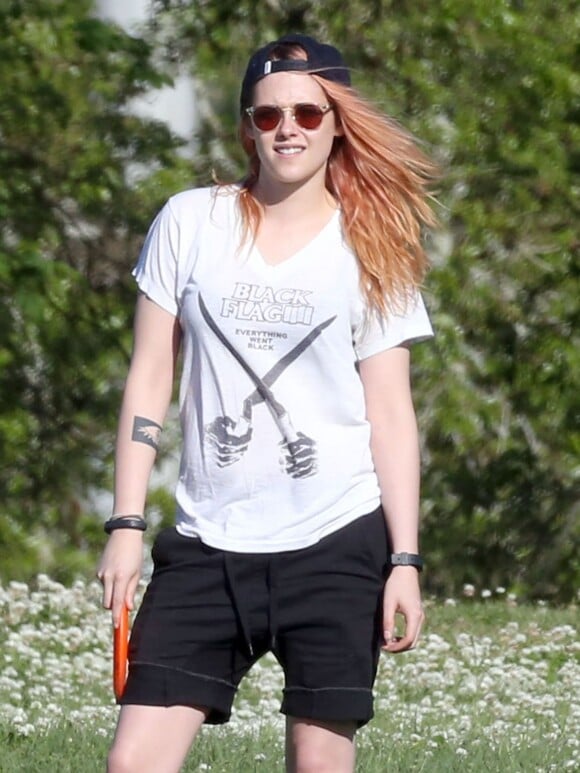 Exclusif - Kristen Stewart, les cheveux oranges, célèbre son 24e anniversaire en jouant au frisbee dans un parc à la Nouvelle-Orléans, le 9 avril 2014.