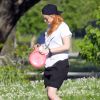 Exclusif - Kristen Stewart, les cheveux oranges, célèbre son 24e anniversaire avec son chauffeur, son assistant et 2 chiens dans un parc à la Nouvelle-Orléans, le 9 avril 2014.