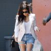 Kim Kardashian, shoppeuse sexy en veste Balmain, jean "destroy" et souliers Giuseppe Zanotti à Los Angeles. Le 21 avril 2014.