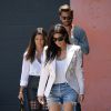 Scott Disick, Kourtney et Kim Kardashian, de sortie à Los Angeles. Le 21 avril 2014.