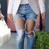 Kim Kardashian dévoile ses jolies gambettes dans un jean destroy, porté avec une veste Balmain et des souliers Giuseppe Zanotti. Los Angeles, le 21 avril 2014.