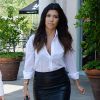 Kourtney Kardashian, sublime en chemise blanche et jupe en cuir à Los Angeles. Le 21 avril 2014.