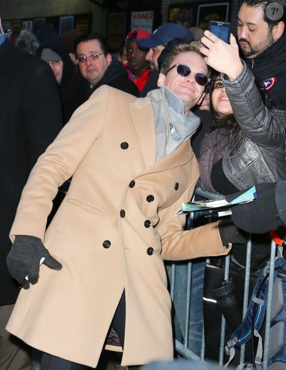 Neil Patrick Harris arrive dans les studios de l'émission "The Late Show with David Letterman" à New York. Le 17 février 2014.