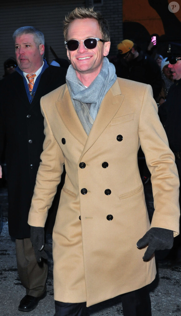 Neil Patrick Harris arrive dans les studios de l'émission "The Late Show with David Letterman" à New York. Le 17 février 2014.