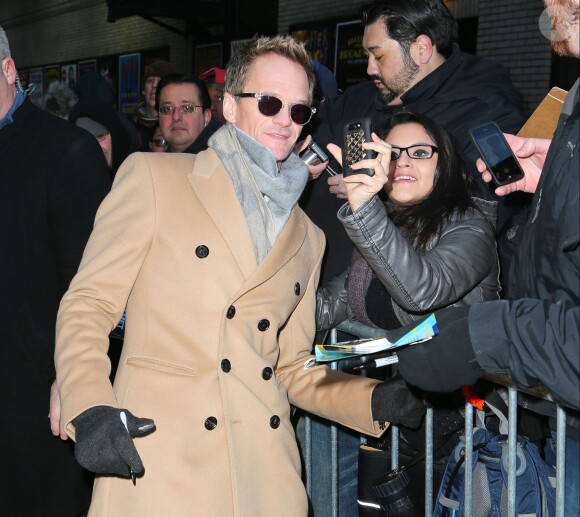 Neil Patrick Harris arrive dans les studios de l'émission "The Late Show with David Letterman" à New York. Le 17 février 2014.