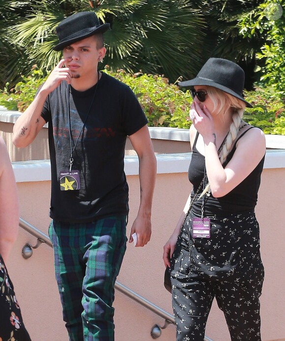 Exclusif - Ashlee Simpson se rend au "Universal Studio Theme Park" avec son fiancé Evan Ross et son fils Bronx à Universal City, le 21 avril 2014.