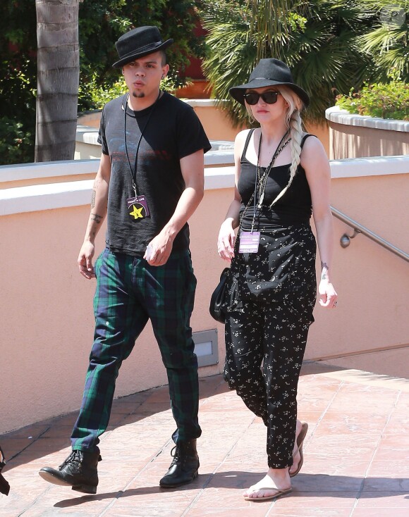 Exclusif - Ashlee Simpson se rend au "Universal Studio Theme Park" avec son fiancé Evan Ross et son fils Bronx à Universal City, le 21 avril 2014.