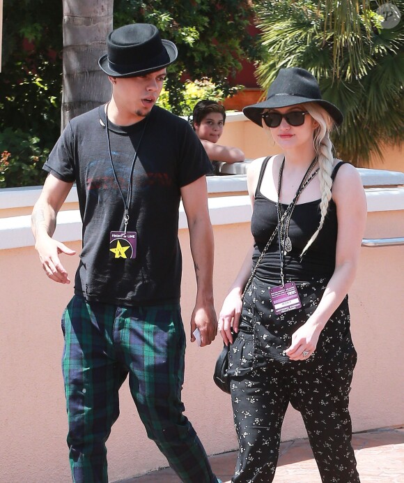 Exclusif - Ashlee Simpson se rend au "Universal Studio Theme Park" avec son fiancé Evan Ross et son fils Bronx à Universal City, le 21 avril 2014.