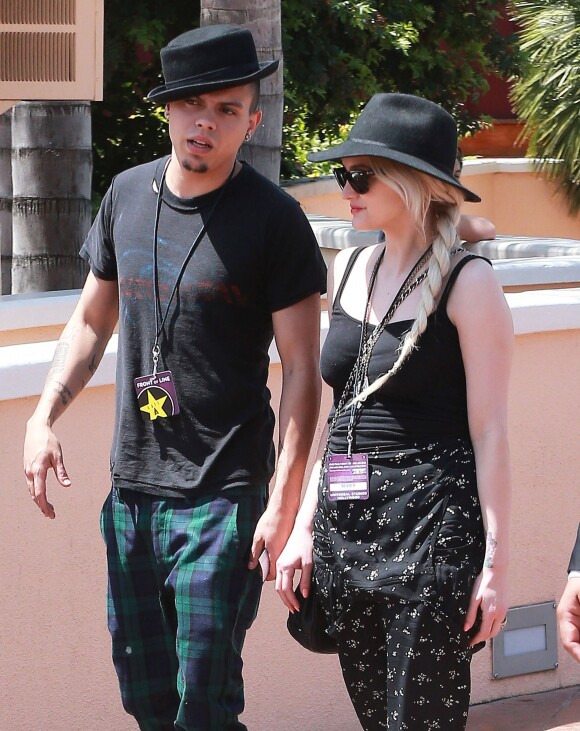 Exclusif - Ashlee Simpson se rend au "Universal Studio Theme Park" avec son fiancé Evan Ross et son fils Bronx à Universal City, le 21 avril 2014.
