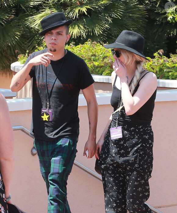 Exclusif - Ashlee Simpson se rend au "Universal Studio Theme Park" avec son fiancé Evan Ross et son fils Bronx à Universal City, le 21 avril 2014.