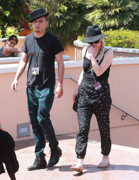 Exclusif - Ashlee Simpson se rend au "Universal Studio Theme Park" avec son fiancé Evan Ross et son fils Bronx à Universal City, le 21 avril 2014.