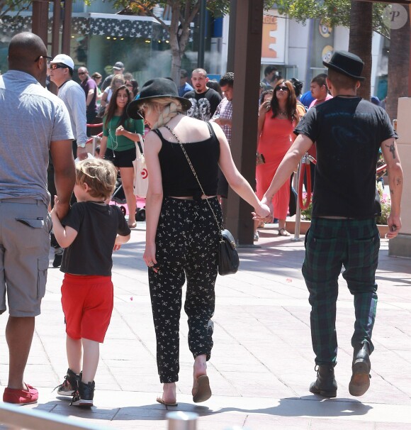 Exclusif - Ashlee Simpson se rend au "Universal Studio Theme Park" avec son fiancé Evan Ross et son fils Bronx à Universal City, le 21 avril 2014.California.21/04/2014 - Universal City