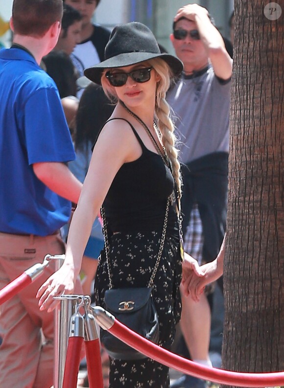 Exclusif - Ashlee Simpson se rend au "Universal Studio Theme Park" avec son fiancé Evan Ross et son fils Bronx à Universal City, le 21 avril 2014.