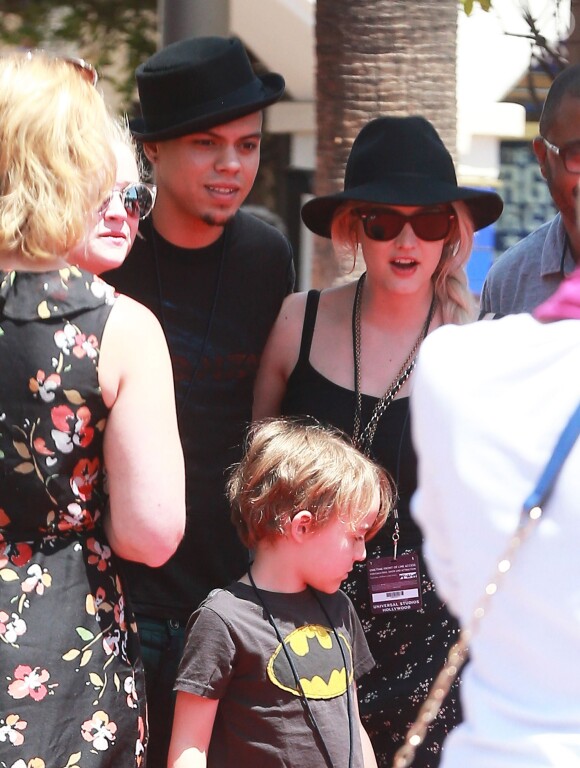 Exclusif - Ashlee Simpson à Universal City avec son fiancé Evan Ross et son fils Bronx, le 21 avril 2014.