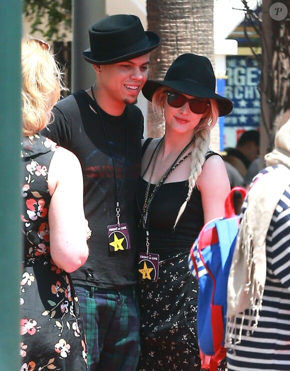 Exclusif - Ashlee Simpson se rend au "Universal Studio Theme Park" avec son fiancé Evan Ross et son fils Bronx à Universal City, le 21 avril 2014.