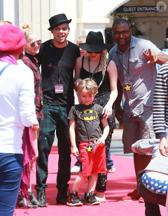 Exclusif - Ashlee Simpson se rend au "Universal Studio Theme Park" avec son fiancé Evan Ross et son fils Bronx à Universal City, le 21 avril 2014.