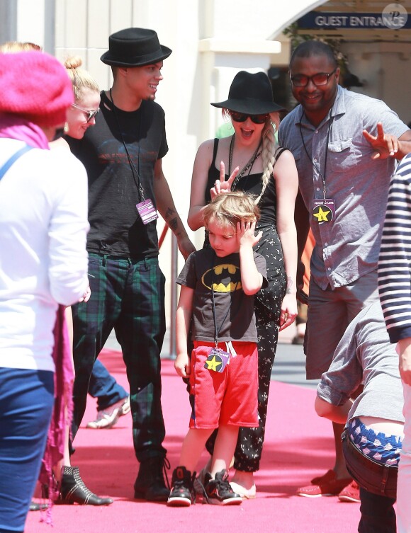 Exclusif - Ashlee Simpson se rend au "Universal Studio Theme Park" avec son fiancé Evan Ross et son fils Bronx à Universal City, le 21 avril 2014.