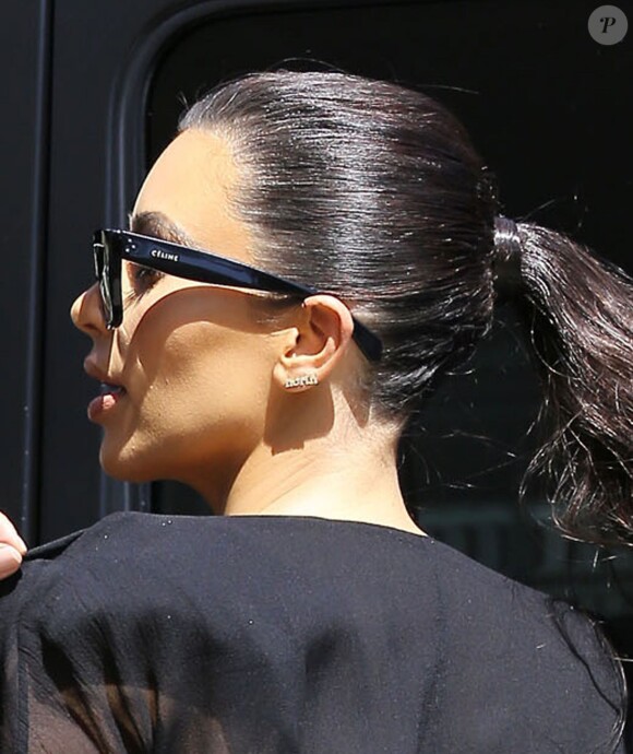 Kim Kardashian porte des boucles d'oreille au nom de sa fille, North, et se rend dans la boutique Canyon Beachwear à Studio City. Los Angeles, le 23 avril 2014.