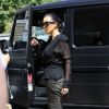 Kim Kardashian, accompagnée par l'équipe de tournage de l'émission Keeping up with the Kardashians, se rend dans la boutique Canyon Beachwear à Studio City. Los Angeles, le 23 avril 2014.