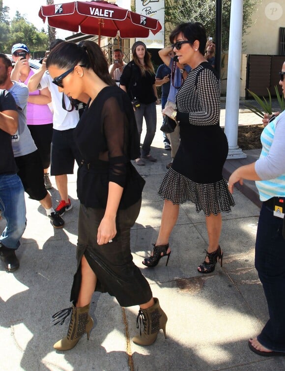 Kim Kardashian et sa mère Kris Jenner à Studio City, Los Angeles, le 23 avril 2014.