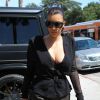 Kim Kardashian, accompagnée par l'équipe de tournage de l'émission Keeping up with the Kardashians, se rend dans la boutique Canyon Beachwear à Studio City. Los Angeles, le 23 avril 2014.