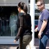 Kim Kardashian se rend dans la boutique Canyon Beachwear à Studio City. Los Angeles, le 23 avril 2014.