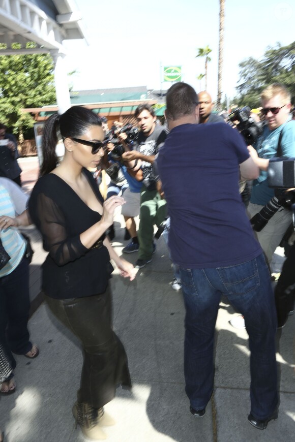 Kim Kardashian quitte la boutique Canyon Beachwear à Studio City. Los Angeles, le 23 avril 2014.