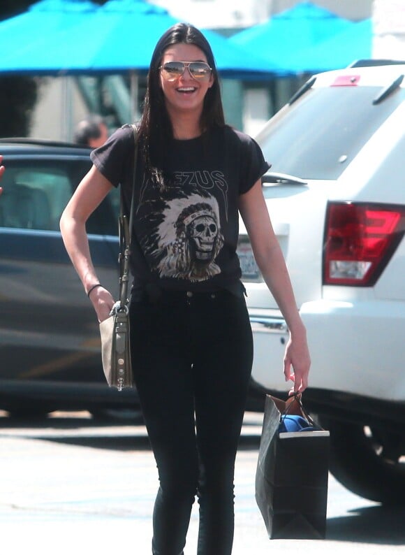 Exclusif - Kendall Jenner, de sortie avec un ami dans le quartier de Studio City. Los Angeles, le 23 avril 2014.