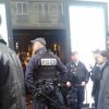 Des policiers devant la boutique Unküt dans le 1er arrondissement de Paris après l'agression d'un jeune vendeur. Le 21 avril 2014.