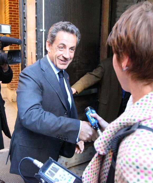 Carla Bruni a été accompagnée à son concert new-yorkais, donné sur la scène de The Town Hall, par son mari Nicolas Sarkozy et le fils de celui-ci, Louis Sarkozy, le 24 avril 2014.
 