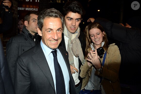 Carla Bruni a été accompagnée à son concert new-yorkais, donné sur la scène de The Town Hall, par son mari Nicolas Sarkozy et le fils de celui-ci, Louis Sarkozy, le 24 avril 2014.
 
 