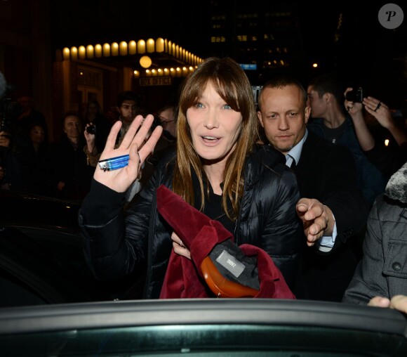 Carla Bruni a été accompagnée à son concert new-yorkais, donné sur la scène de The Town Hall, par son mari Nicolas Sarkozy et le fils de celui-ci, Louis Sarkozy, le 24 avril 2014.
 
 
