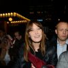 Carla Bruni a été accompagnée à son concert new-yorkais, donné sur la scène de The Town Hall, par son mari Nicolas Sarkozy et le fils de celui-ci, Louis Sarkozy, le 24 avril 2014.
 
 