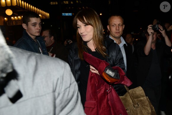 Carla Bruni a été accompagnée à son concert new-yorkais, donné sur la scène de The Town Hall, par son mari Nicolas Sarkozy et le fils de celui-ci, Louis Sarkozy, le 24 avril 2014.
 
 