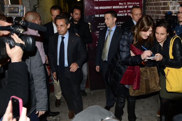 Carla Bruni a été accompagnée à son concert new-yorkais, donné sur la scène de The Town Hall, par son mari Nicolas Sarkozy et le fils de celui-ci, Louis Sarkozy, le 24 avril 2014.
 