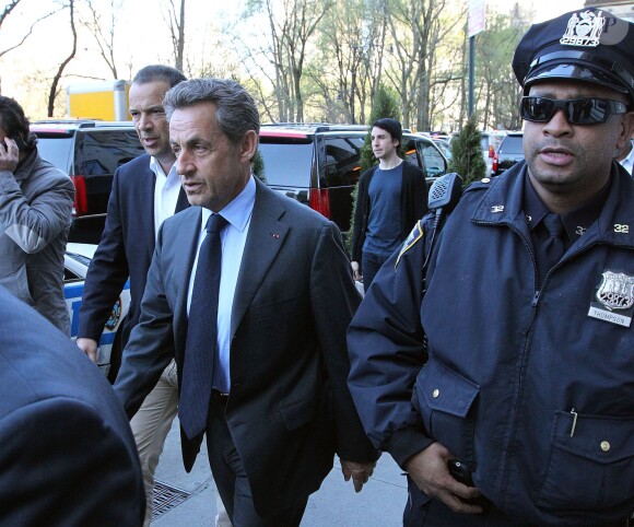 Carla Bruni a été accompagnée à son concert new-yorkais, donné sur la scène de The Town Hall, par son mari Nicolas Sarkozy et le fils de celui-ci, Louis Sarkozy, le 24 avril 2014.
 