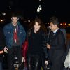 Carla Bruni a été accompagnée à son concert new-yorkais, donné sur la scène de The Town Hall, par son époux Nicolas Sarkozy et le fils de celui-ci, Louis Sarkozy, le 24 avril 2014.
 
