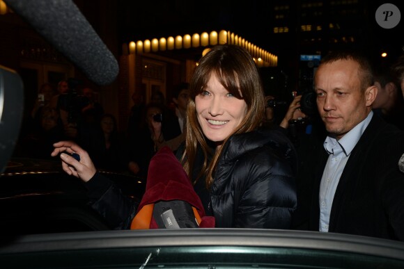 Carla Bruni a été accompagnée à son concert new-yorkais, donné sur la scène de The Town Hall, par son mari Nicolas Sarkozy et le fils de celui-ci, Louis Sarkozy, le 24 avril 2014.
 