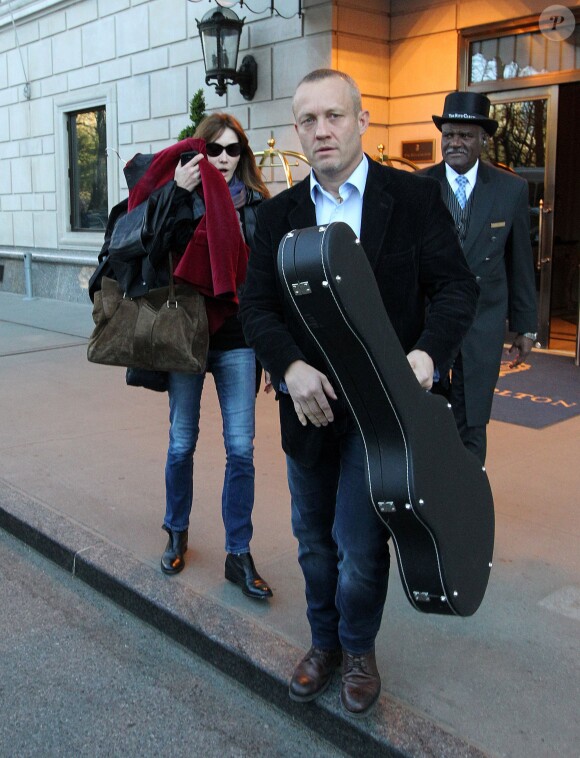 Carla Bruni a été accompagnée à son concert new-yorkais, donné sur la scène de The Town Hall, par son mari Nicolas Sarkozy et le fils de celui-ci, Louis Sarkozy, le 24 avril 2014.
 