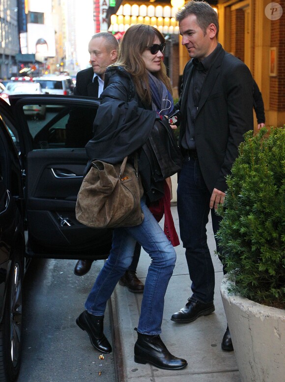 Carla Bruni a été accompagnée à son concert new-yorkais, donné sur la scène de The Town Hall, par son mari Nicolas Sarkozy et le fils de celui-ci, Louis Sarkozy, le 24 avril 2014.
 