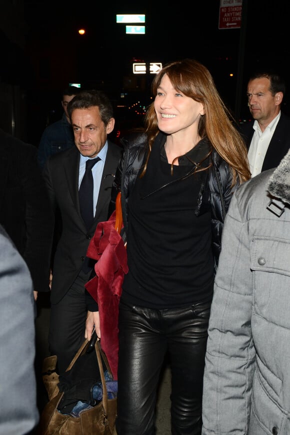 Carla Bruni a été accompagnée à son concert new-yorkais, donné sur la scène de The Town Hall, par son mari Nicolas Sarkozy et le fils de celui-ci, Louis Sarkozy, le 24 avril 2014.
 