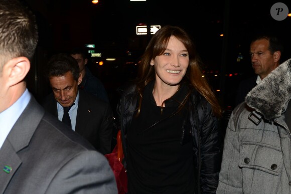 Carla Bruni a été accompagnée à son concert new-yorkais, donné sur la scène de The Town Hall, par son mari Nicolas Sarkozy et le fils de celui-ci, Louis Sarkozy, le 24 avril 2014.
 