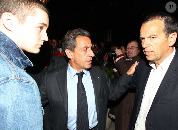 Carla Bruni a été accompagnée à son concert new-yorkais, donné sur la scène de The Town Hall, par son mari Nicolas Sarkozy et le fils de celui-ci, Louis Sarkozy, le 24 avril 2014.
 
