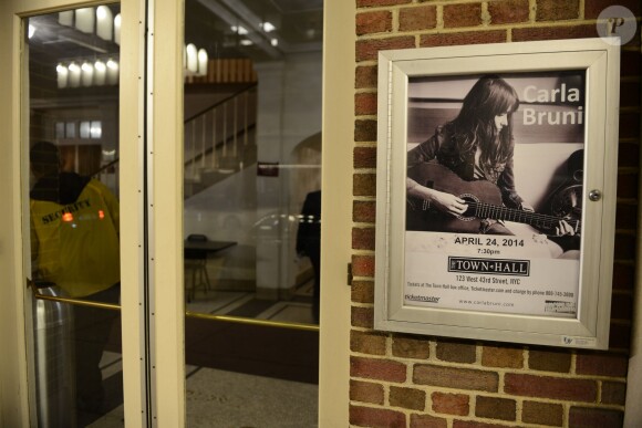 Carla Bruni a été accompagnée à son concert new-yorkais, donné sur la scène de The Town Hall, par son mari Nicolas Sarkozy et le fils de celui-ci, Louis Sarkozy, le 24 avril 2014.
 