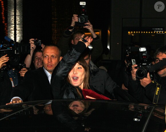 Carla Bruni a été accompagnée à son concert new-yorkais, donné sur la scène de The Town Hall, par son mari Nicolas Sarkozy et le fils de celui-ci, Louis Sarkozy, le 24 avril 2014.
 
